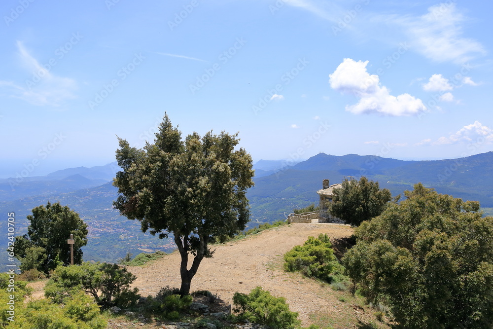 Obraz premium cottage on top of sardinian mountain landscape near Biddamanna Istrisàili/Villagrande Strisaili, Italy