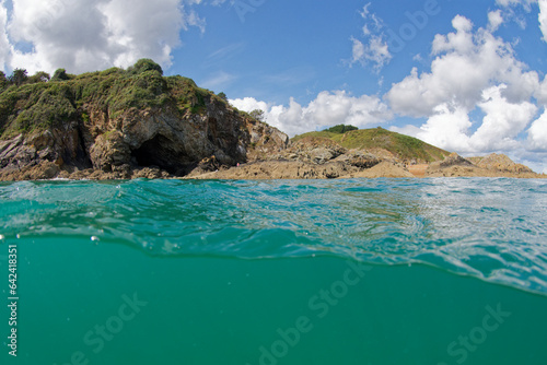 mer bleu translucide à plouha dans les côtes d'armor - bretagne photo