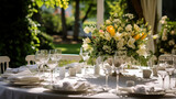 Dekoracja stołu - inspiracje dekoratora. Weselny stół w ogrodzie. Kremowe i pomarańczowe kwiaty w wazonie. Zastawa stołowa dla gości