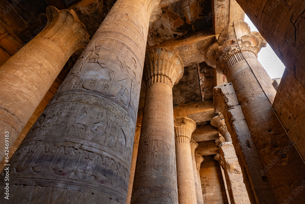 El templo de edfu es un antiguo templo egipcio ubicado en la orilla oeste de nile. - obrazy, fototapety, plakaty 