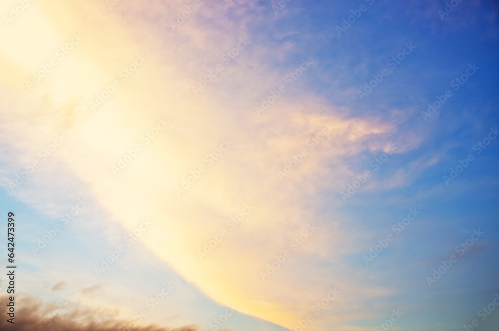 Fototapeta premium 真夏の朝焼けに輝く雲