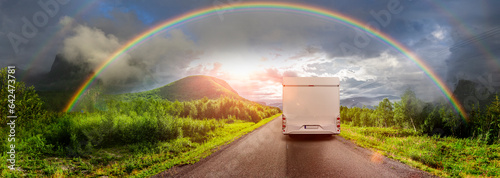 Camper auf einer Strasse durch Landschaft in Lappland, Schweden