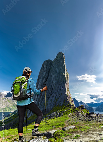 Frau mit Rucksack vor Berggipfel Segla auf Senja in Norwegen