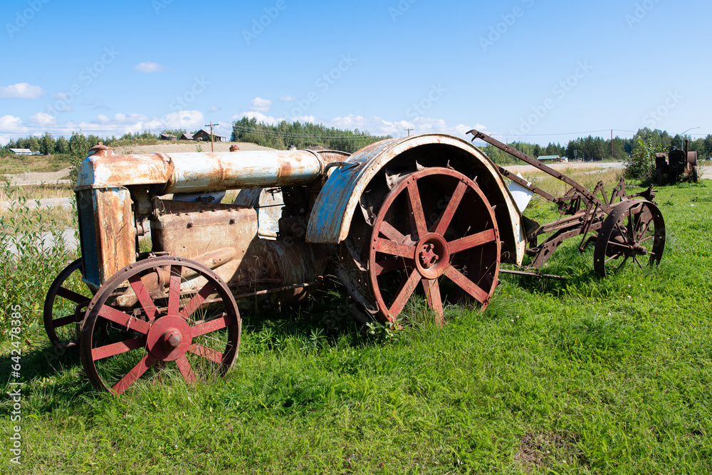 Historische, reifenlose landwirtschaftliche Zugmaschine