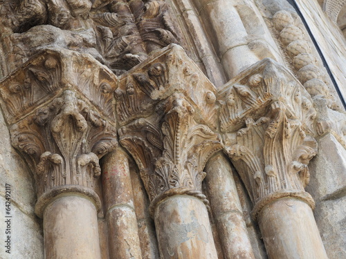 capiteles con motivos vegetales de la iglesia románica de san nicolás de portomarín, lugo, galicia, españa, europa