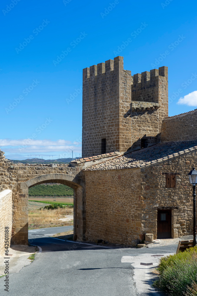 Obraz premium vista de la muralla del cerco de Artajona en la comunidad foral de Navarra, España 
