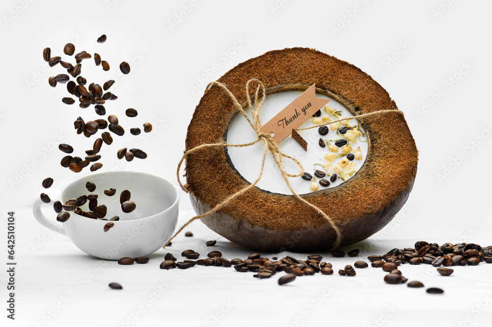 Naklejka premium Świeczka zapachowa kokos kawa z filiżanką na białym tle
