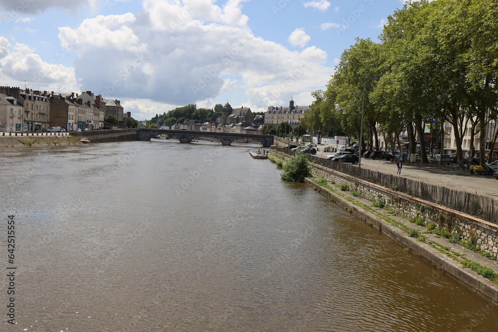 La rivière Mayenne et ses rives, ville de Laval, département de la Mayenne, France