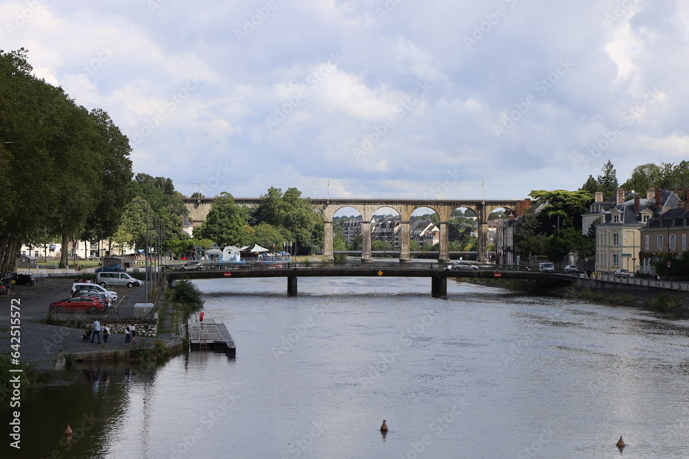 Naklejka premium La rivière Mayenne et ses rives, ville de Laval, département de la Mayenne, France