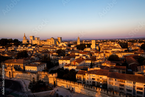 Die Silhoutte von Avignon im Sonnenuntergang
