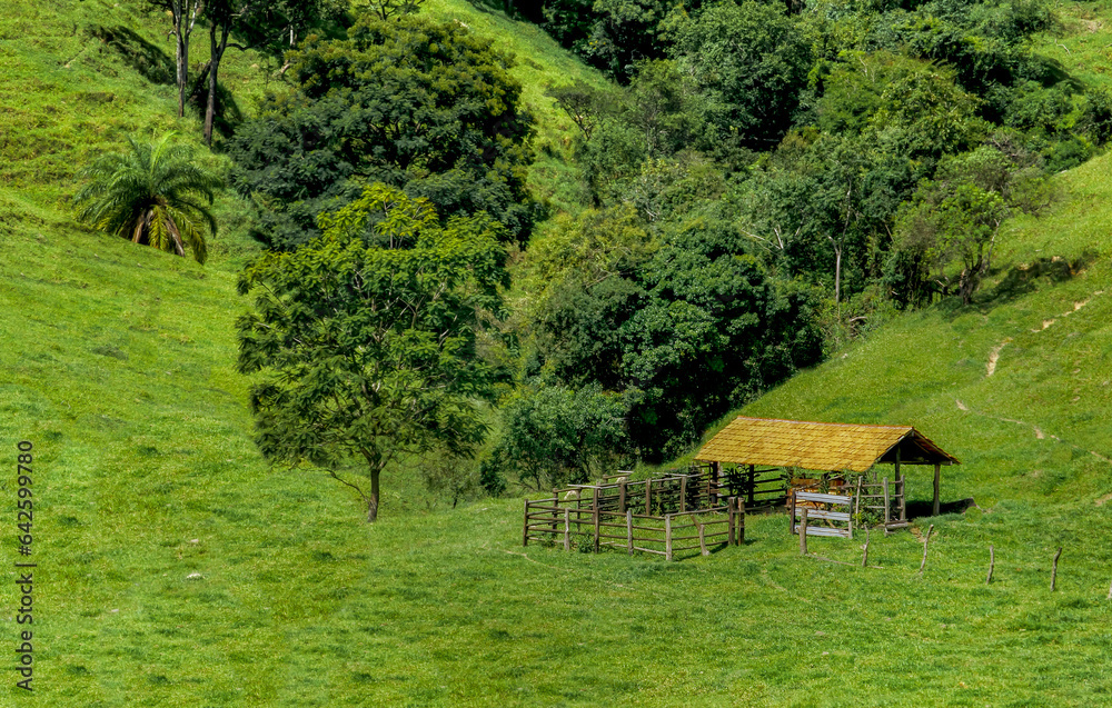 Fazenda, com velho curral isolado, muita vegetação e montanhas ao redor, localizada na região rural do bairro Jardim das Oliveiras, município de Esmeraldas, Minas Gerais, Brasil - 26
