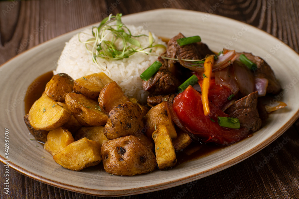 Delicioso plato de lomo saltado con papas nativas 