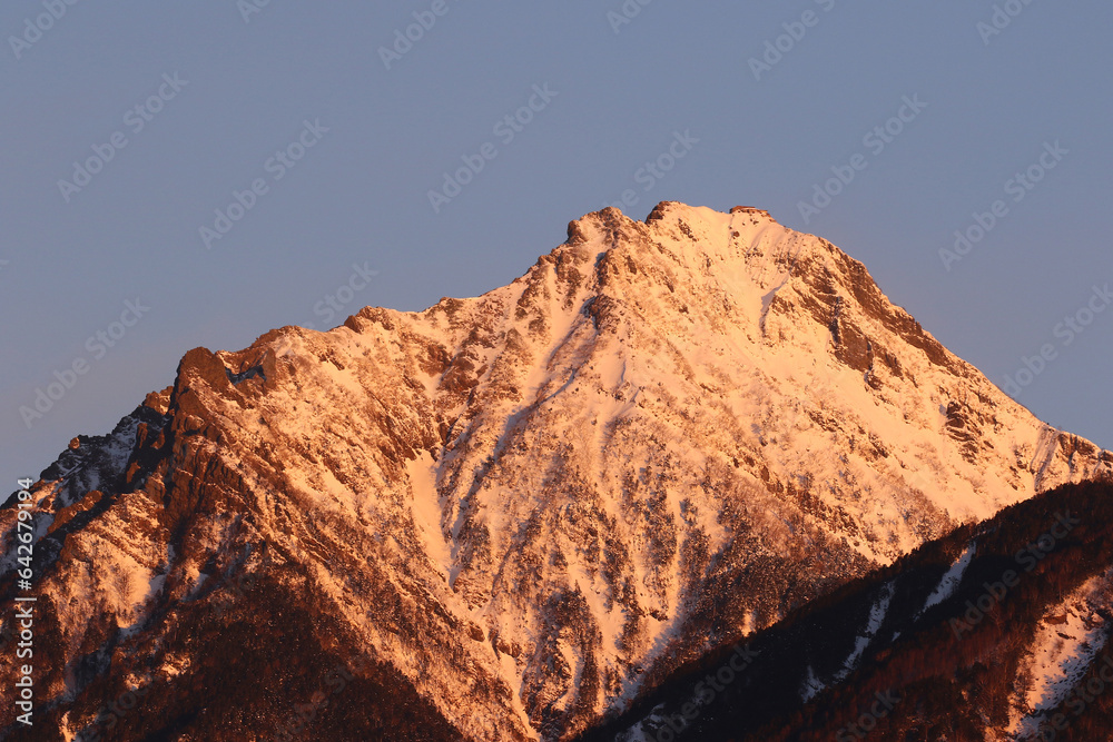 冠雪した赤岳のモルゲンロート
