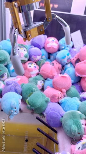 Claw machine design for leisure activity and healing game