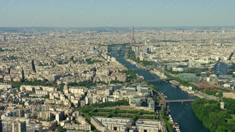 vue aérienne de paris avec la seine et la tour eiffel en arrière plan