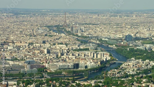 vue aérienne de paris avec la seine et la tour eiffel en arrière plan photo