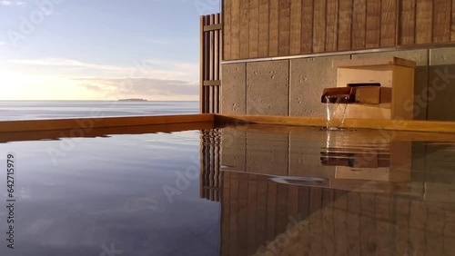 日本の温泉、海の見える野天風呂のイメージ
