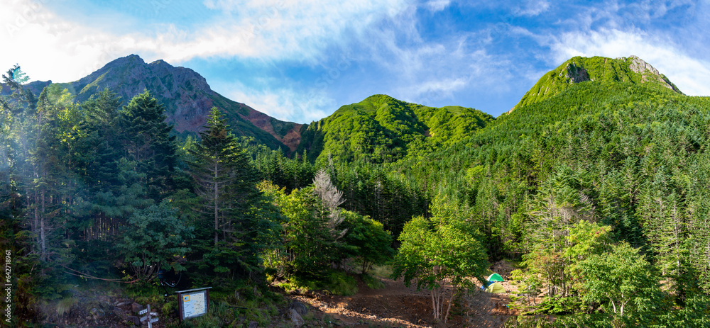 	夏の北八ヶ岳　行者小屋から　赤岳、中岳、阿弥陀岳を仰ぎ見る