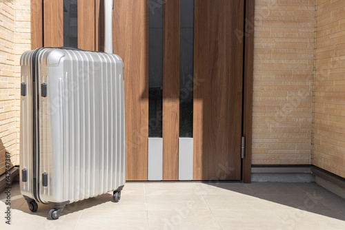 Wallpaper Mural 玄関前に置いたスーツケース Torontodigital.ca