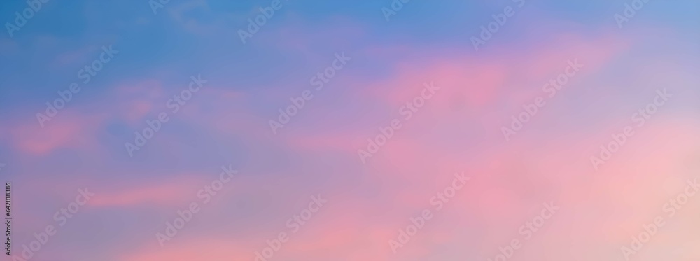 ピンクとブルーのグラデーションが美しい夕焼け、雲と空の柔らかな色合い
