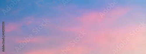 ピンクとブルーのグラデーションが美しい夕焼け、雲と空の柔らかな色合い  © sky studio