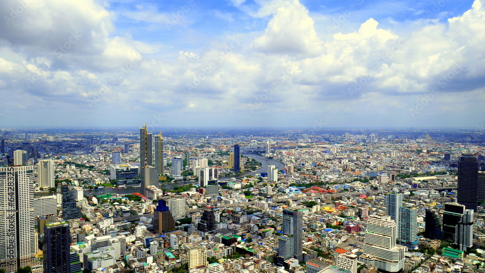 weiter Blick vom Hochhaus Maha Nakhon in Bangkok über die Stadt und dem Fluss Chao Phraya