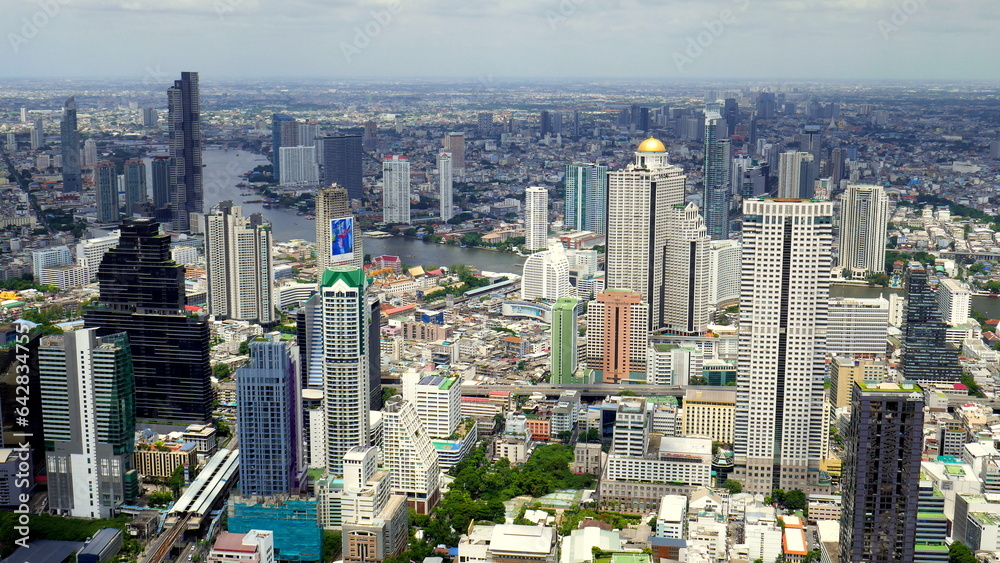 weiter Blick vom Hochhaus Maha Nakhon in Bangkok über die Stadt und dem Fluss Chao Phraya