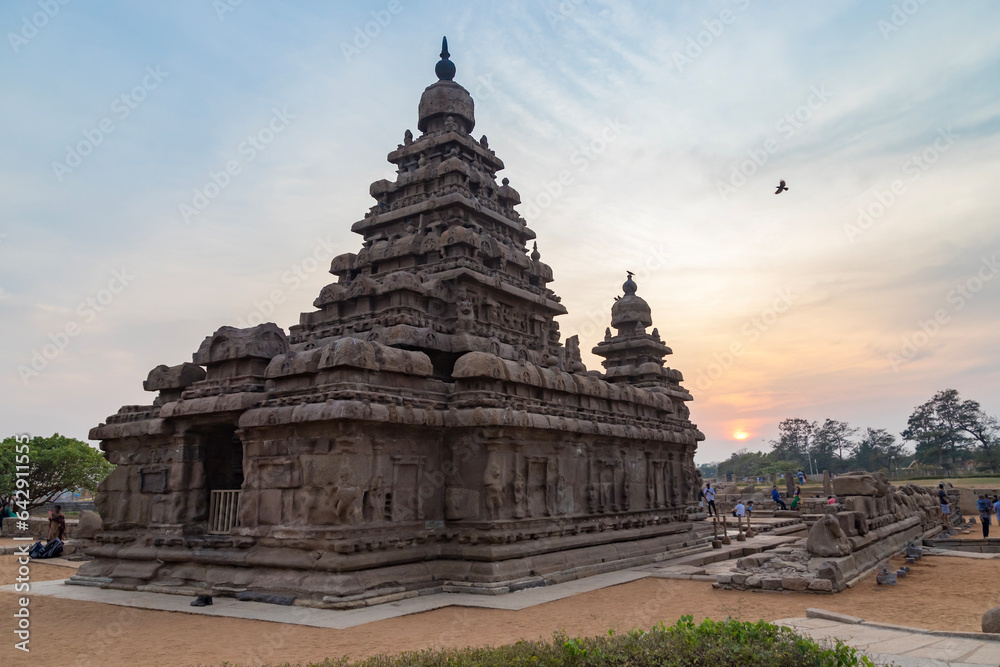 Fototapeta premium Famous Tamil Nadu landmark, UNESCO world heritage Shore temple, world heritage site in Mahabalipuram,South India, Tamil Nadu, Mahabalipuram