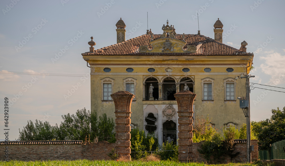 Obraz premium Cursed Renaissance Manor: Unveiling the Haunting Mysteries of an Abandoned Villa in Emilia Romana, Italy