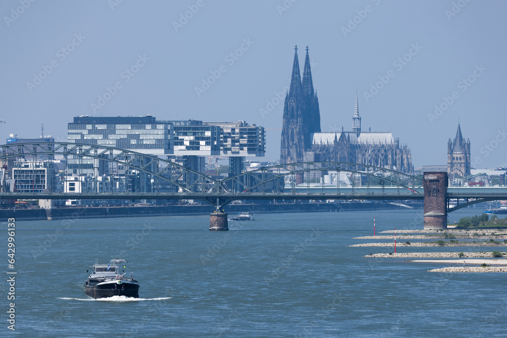 Fototapeta premium Blick auf Köln mit Südbrücke, Dom und Rheinauhafen mit Kranhäusern