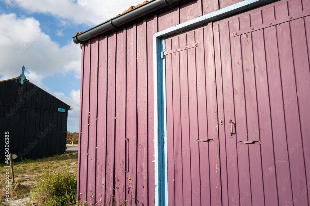 Cabanes colorées d'ouvriers ostréicoles sur l'île d'Oléron en Charente Maritime en France Cabanes colorées d'ouvriers ostréicoles sur l'île d'Oléron en Charente Maritime en France