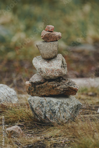 Obraz na płótnie A Zen-style stone pyramid in a natural setting w salonie