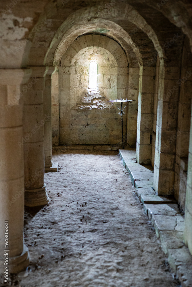 Intérieur de la crypte de l'église romane de Condé dans le Berry en France en Europe