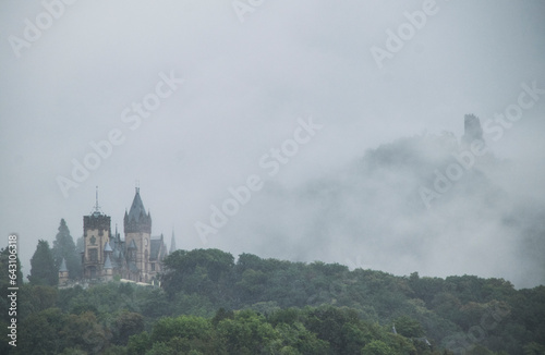 Drachenburg und Drachenfels bei Königswinter im Nebel