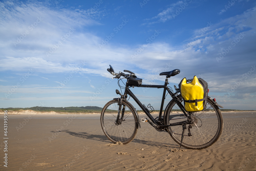 Fototapeta premium Fahrrad am Strand bei Ebbe