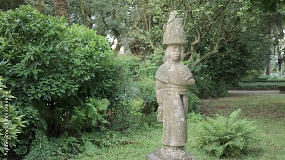 Elegant Statue: Captivating Sculpture of a Woman in the Urban Park Elegant Statue: Captivating Sculpture of a Woman in the Urban Park