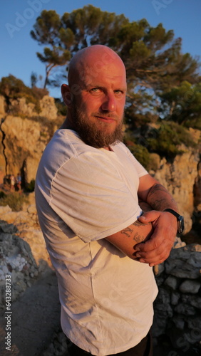 Foto Striking portrait of a man with blue eyes and a beard, set against the picturesque landscape of Cap d'Antibes, France