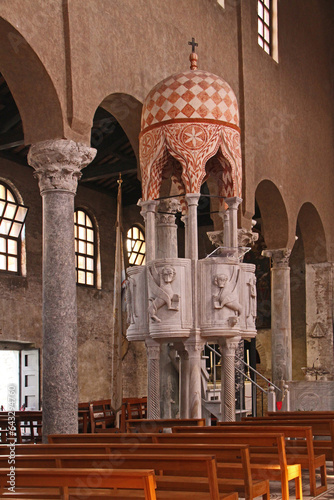 Murais de parede antico pulpito con i simboli dei quattro Evangelisti nella Basilica di Santa Euf