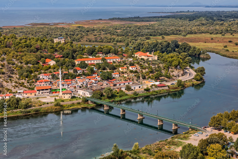 Fototapeta premium Buna Bridge: Ottoman Legacy Connecting to Mosque