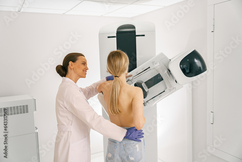 Tableau sur toile Woman doing mammogram x ray for breast cancer prevention screening at hospital