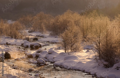 雪国の朝　冬の朝の風景 © sada