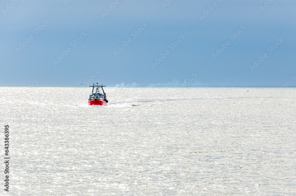 Obraz premium Far coastal, seine or mid-water trawler fishing vessel, with a storage capacity of up to 1,500 boxes, sailing in the Atlantic Ocean.
