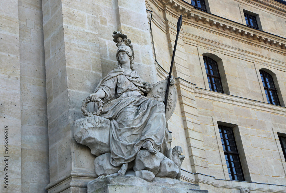 Obraz premium An antique Athena statue - entrance to the Army Museum, Paris, France
