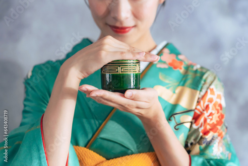 香道　香炉を持つ着物の女性 photo