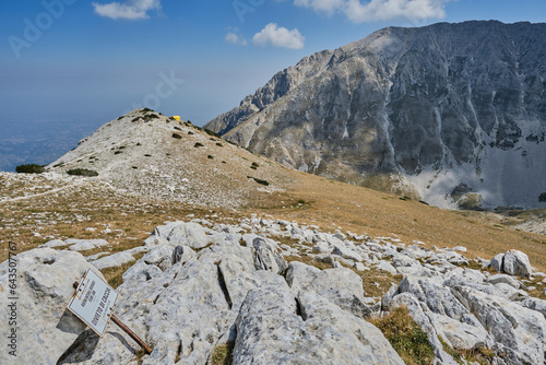 Escursione al bivacco fusco nel parco nazionale della maiella - abruzzo italia photo