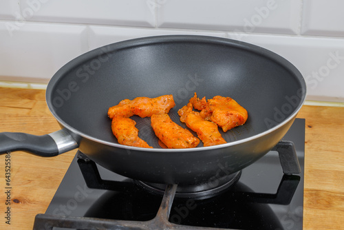 Kawałki kurczaka smażone na patelni bez tłuszczu 