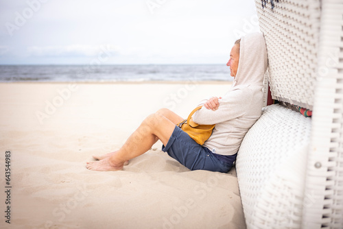 Seniorin Frau Strand Strandkorb sitzen Sommer