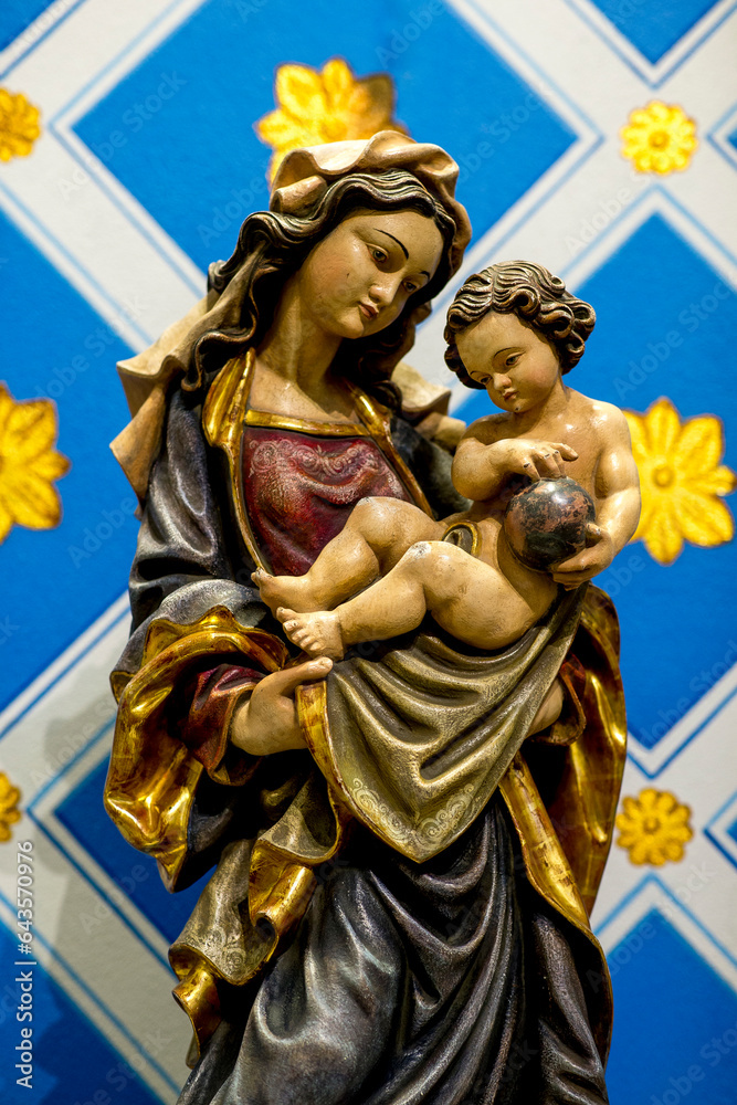 Obraz premium Chiesa della Collegiata (Collegiate church), Monreale, Sicily (Italy). Virgin and child statue (detail).
