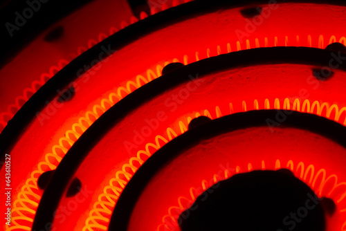 真っ赤に加熱した電熱線（コイルニクロム線）レトロな電気コンロの五徳部分接写写真