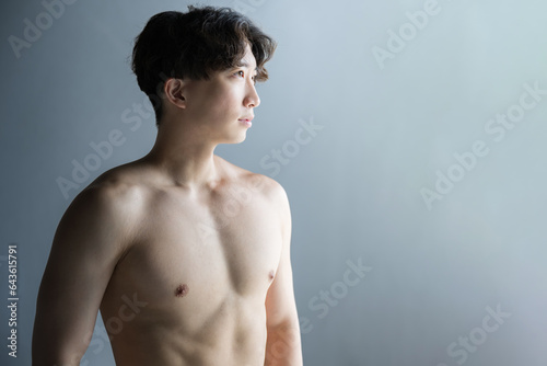 筋肉を鍛えるカッコイイハンサムな日本人男性の横顔 photo